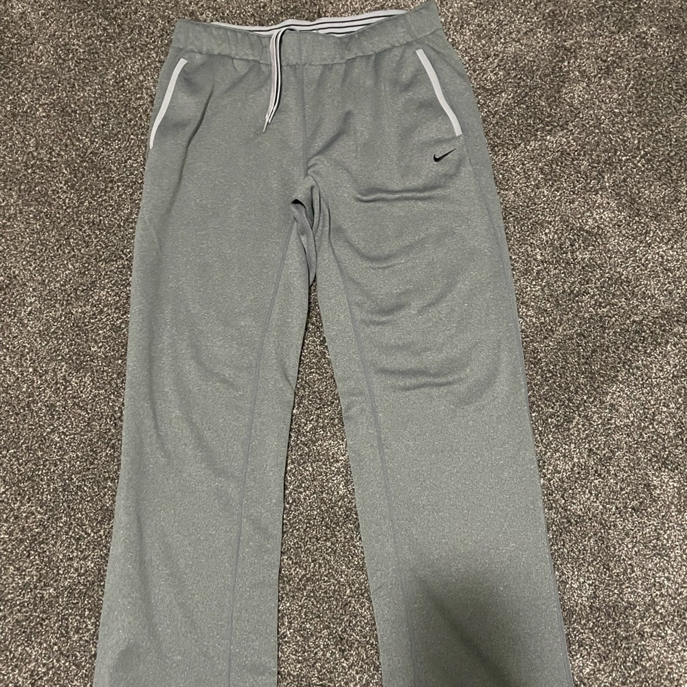 Women’s Nike Therma Fit Sweats w/ Pockets Medium